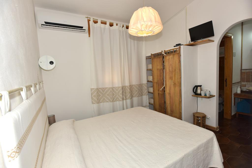 Bed & Breakfast Yin & Yang San Pantaleo Exterior foto